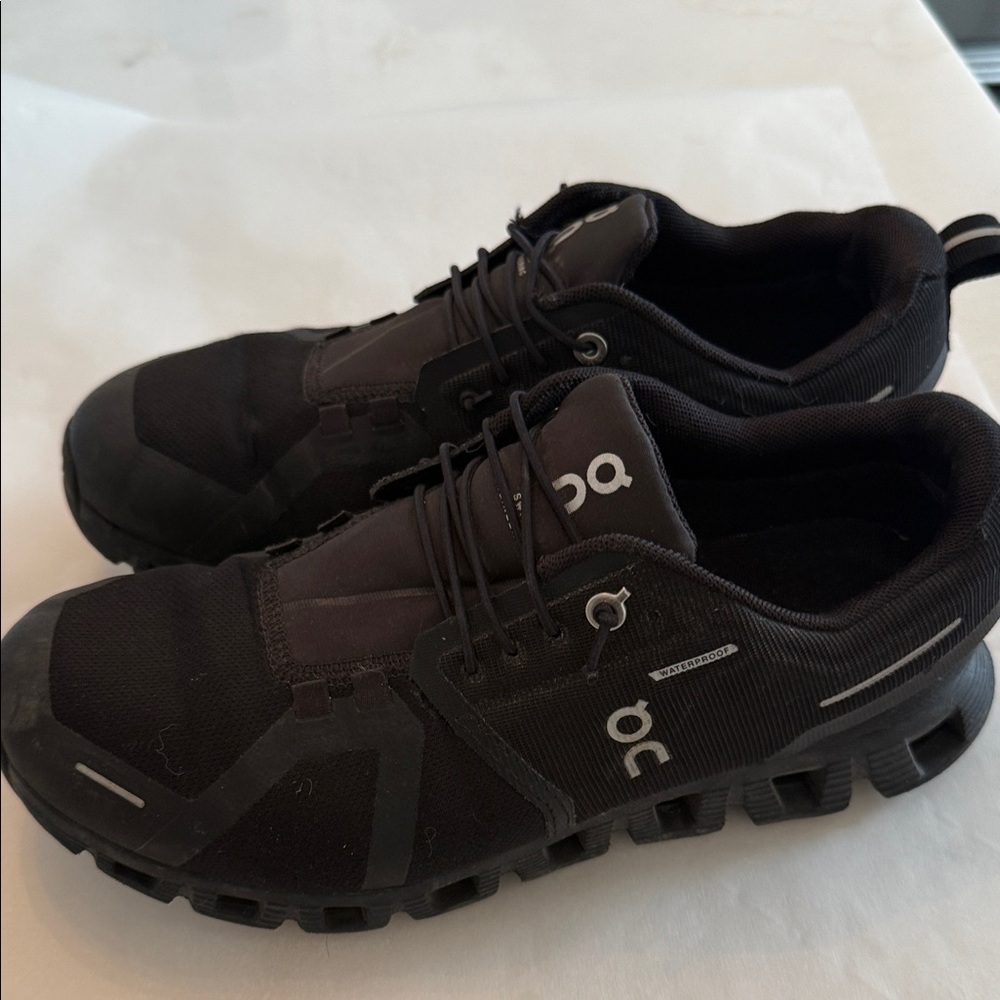 On Cloud Running ladies  Athletic Shoes ladies